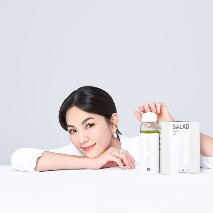 Ella Chen Jiahua Holding Future Salad Detox Mix Drink